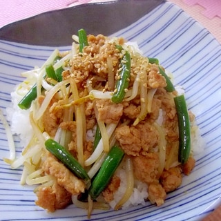 簡単✨豚ひき肉ともやしといんげんの甘辛炒め丼✨